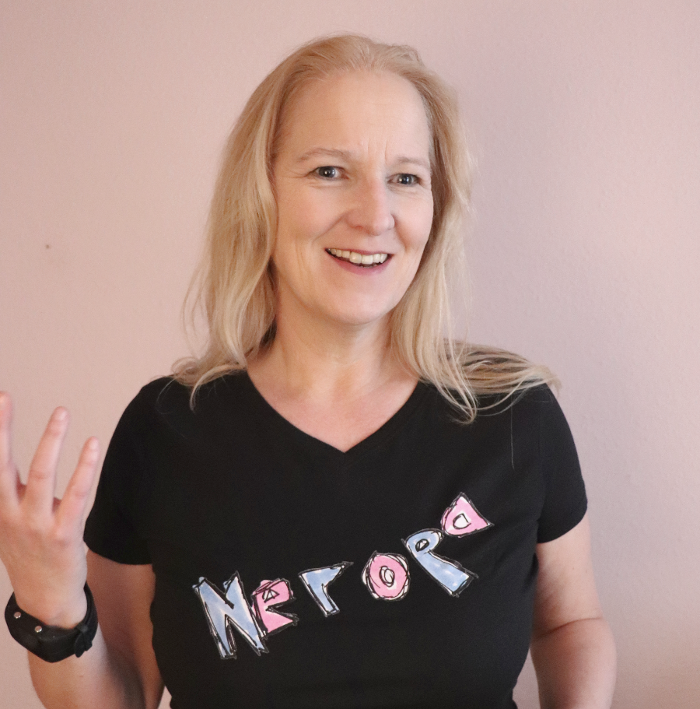 Belinde Ruth Stieve, a blond woman smiling and wearing a Tshirt with the lettering NEROPA